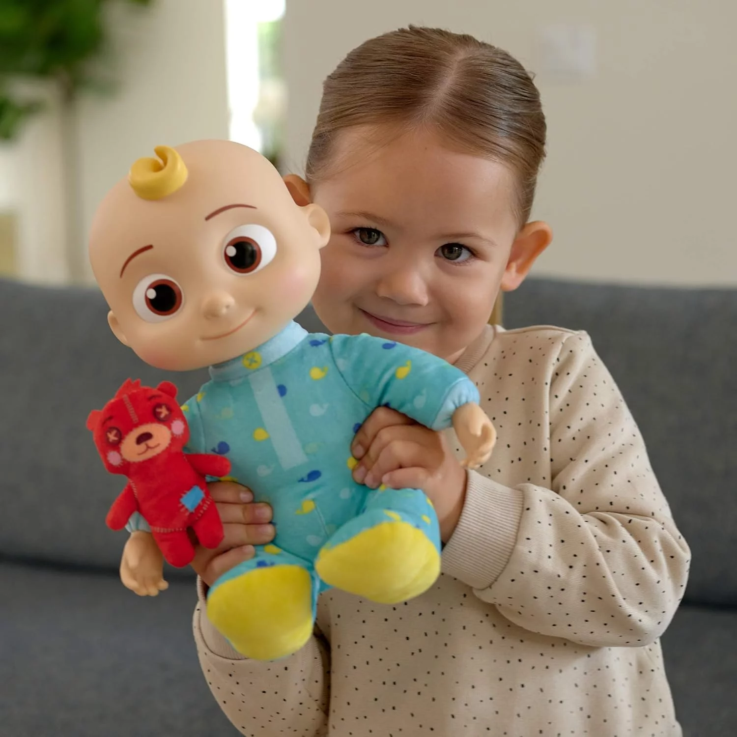 CoComelon Musical JJ Plush Doll - Imagen 3