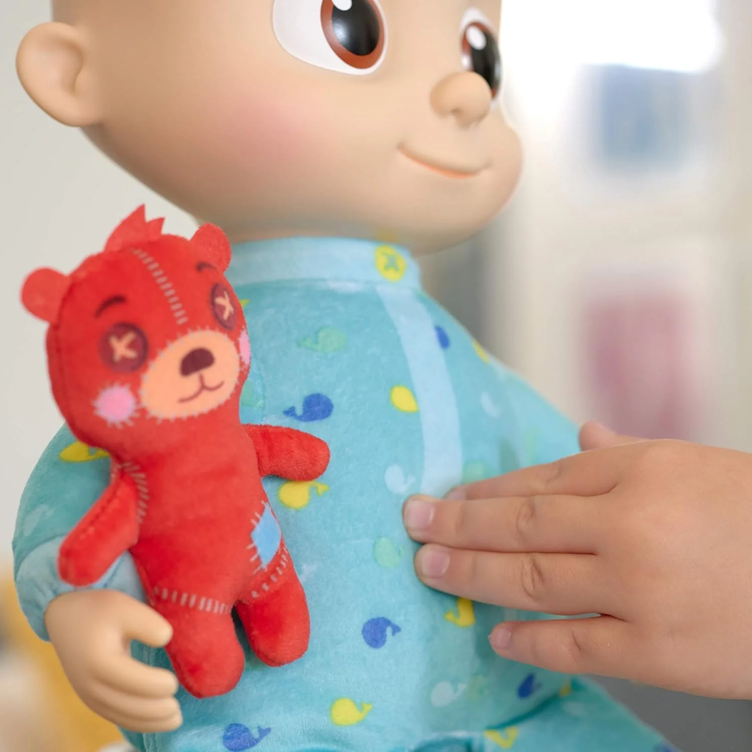 CoComelon Musical JJ Plush Doll - Imagen 4